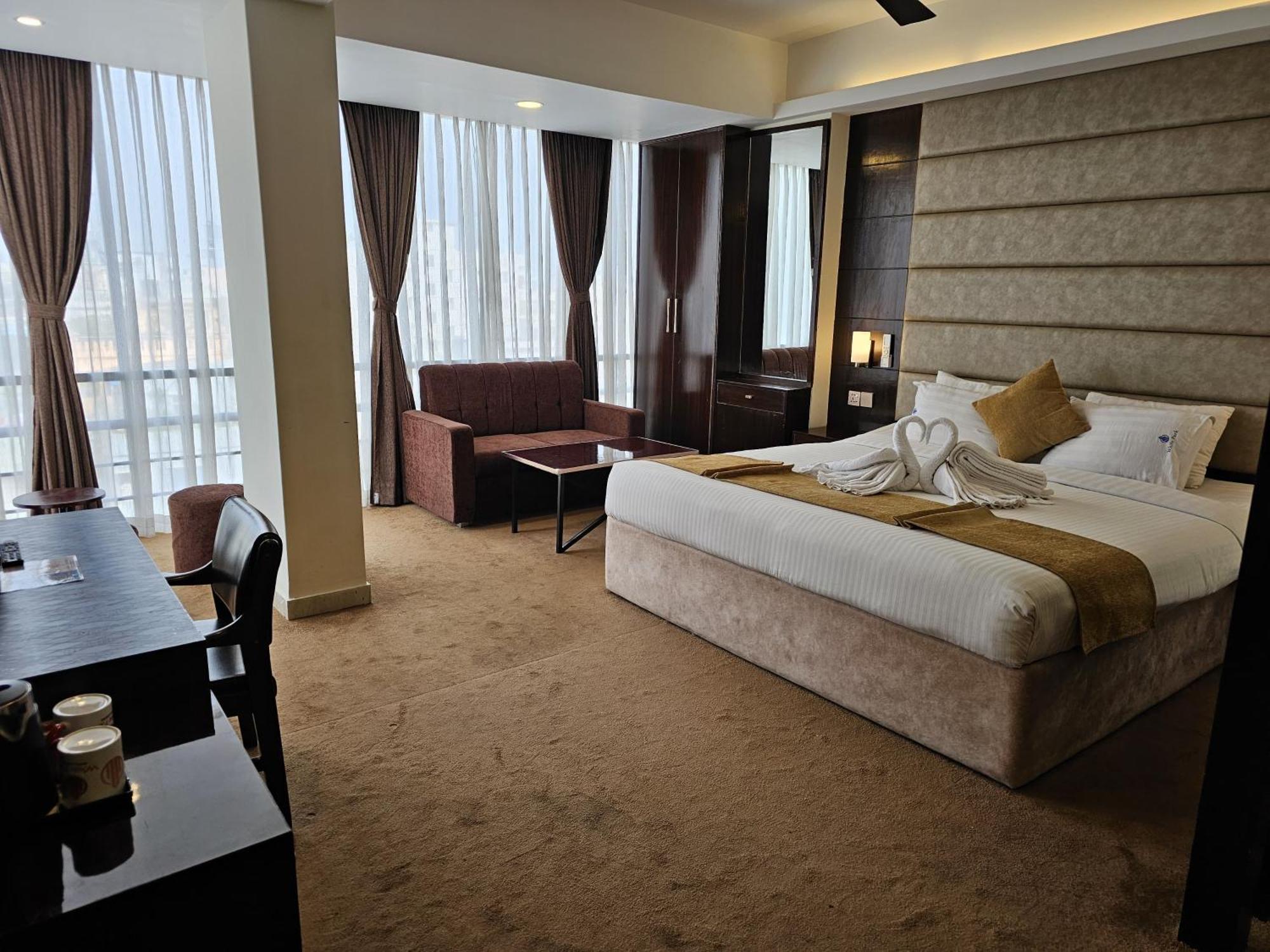 צ'יטגונג White Park Hotel & Suites מראה חיצוני תמונה