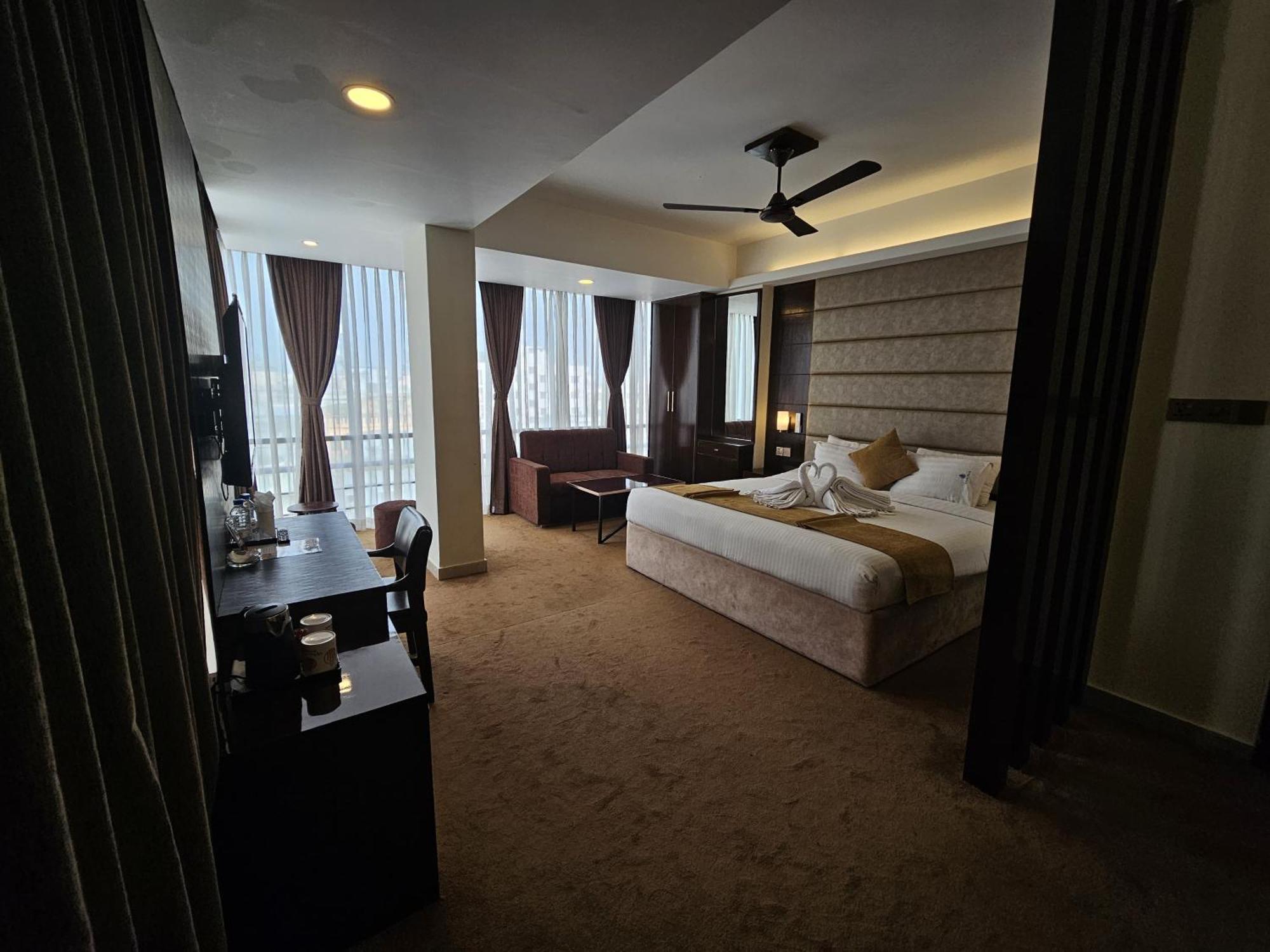 צ'יטגונג White Park Hotel & Suites מראה חיצוני תמונה